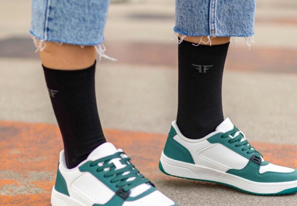 Zwarte damessokken gestyled met sneakers en jeans