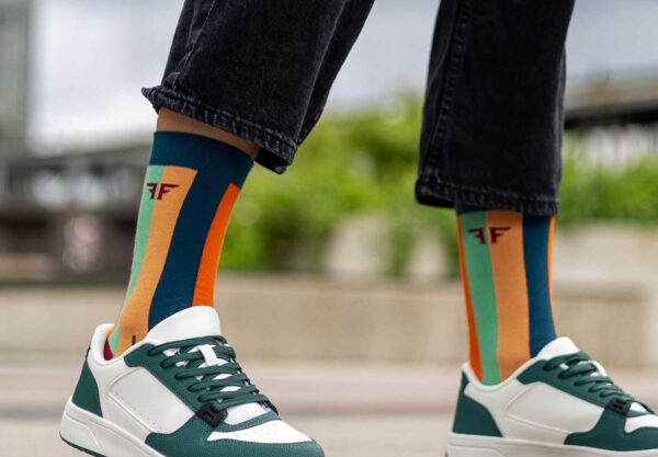 stripe-on Kleurrijke gestreepte damessokken gedragen met sneakers